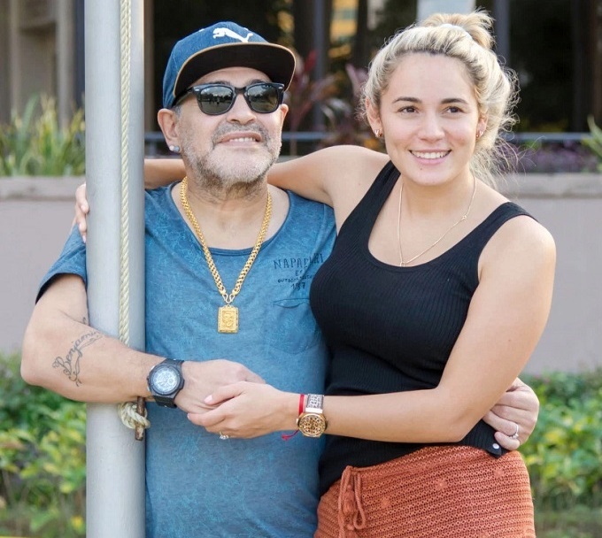 Марадона поносил свою девушку на руках по Кубе
