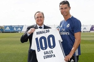 Роналду получил подарок от президента Реала в честь сотого гола в еврокубках
