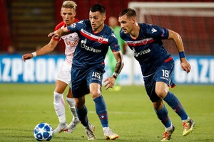 Фанаты Црвены Звезды носили на руках и раздевали футболистов после выхода в ЛЧ